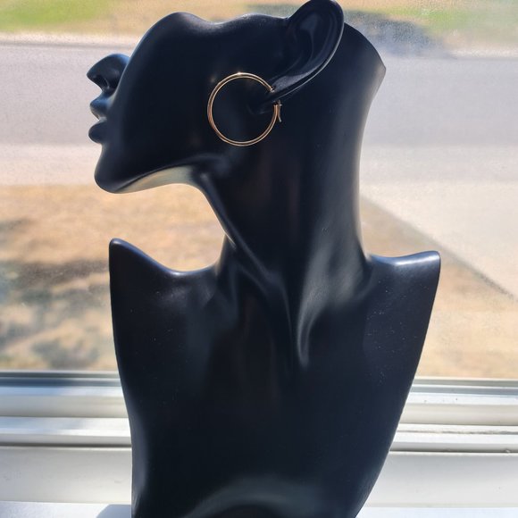 Gold hoop earring - Picture 16 of 16